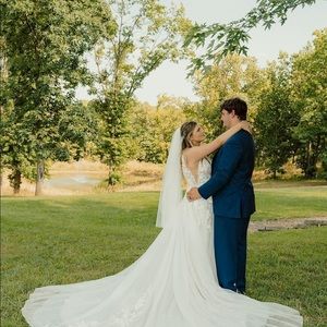 This is a beautiful wedding dress!